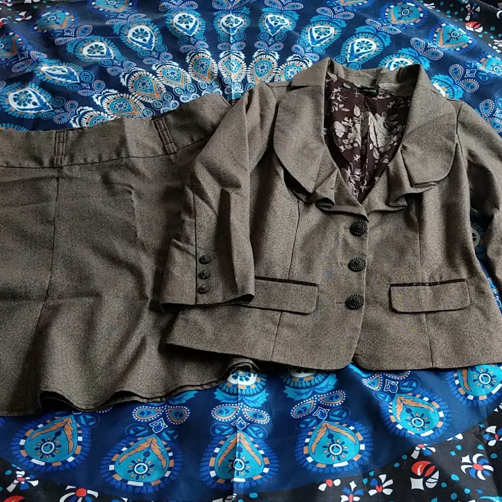 Maurice's skirt suit size small